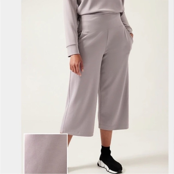 Athleta Seasoft Wide Leg Cropped Pants Size Large - Picture 1 of 16